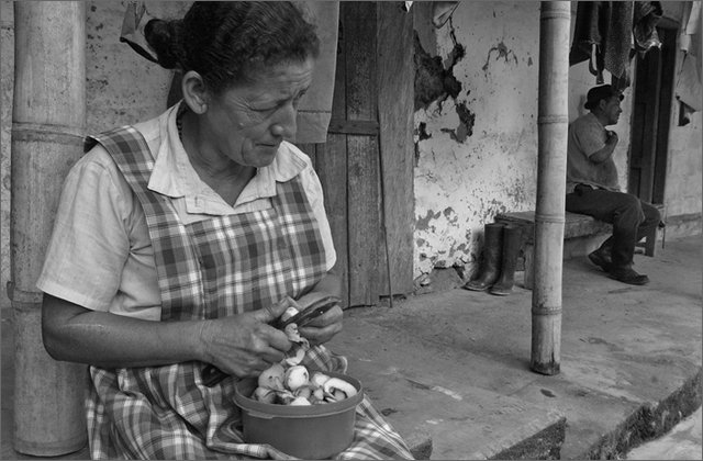 120814---colombia----antioquia.-municipio-di-san-luis,-corregimiento-di-buenos-aires,-vereda-villanueva.-signora-e-don-jos-davanti-casa----set-2008-.jpg