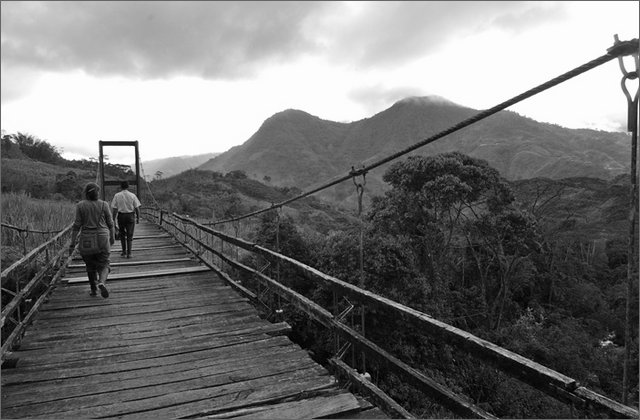 120914---colombia----antioquia.-municipio-di-san-luis,-corregimiento-di-buenos-aires,-vereda-villanueva.-ponte-con-villar-di-spalle-e-don-miguel,-riot----set-2008-.jpg