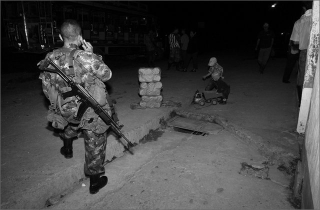 120941---colombia----antioquia.-municipio-di-san-luis,-corregimiento-di-buenos-aires.-militare-e-bambino----set-2008-.jpg