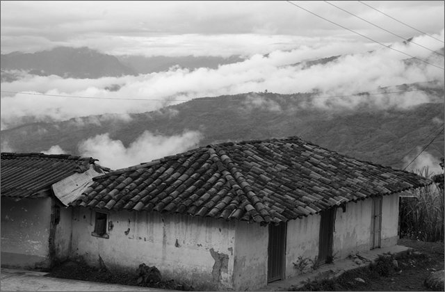 120952---colombia----antioquia.-municipio-di-san-luis,-corregimiento-di-buenos-aires.-casa-con-veduta-montagne-e-nuvole----set-2008-.jpg