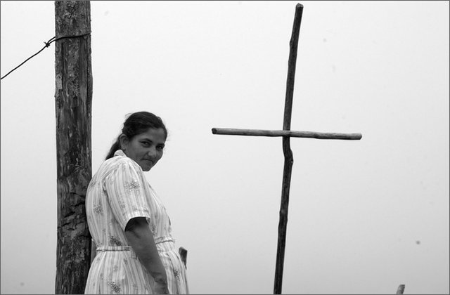 120996---colombia----antioquia.-municipio-di-san-luis,-corregimiento-di-buenos-aires-donna-con-croce----set-2008-.jpg