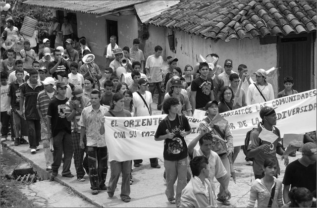 121075---colombia----antioquia.-municipio-di-san-luis,-corregimiento-di-buenos-aires-corteo-della-popolazione-con-la-legione-dell'affetto-entrando-in-----set-2008-.jpg