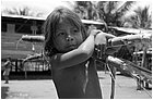 119778---colombia----choc---fiume-baud---el-morro---indigeni-embera.-bambino-con-canne-in-spalla----ago-2008-.jpg