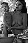 119794---colombia----choc---fiume-baud---el-morro---indigeni-embera.-donna-con-bambino-mentre-lo-lava----ago-2008-.jpg