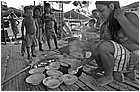 119809---colombia----choc---fiume-baud---el-morro---indigeni-embera.-donna-in-cucina-riempie-le-ciotole----ago-2008-.jpg