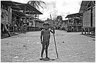 119838---colombia----choc---fiume-baud---el-morro---indigeni-embera.-bambino-in-mezzo-al-villagio-con-bastone----ago-2008-.jpg