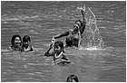 119884---colombia----choc---fiume-baud---el-morro---indigeni-embera.-donne-e-bambini-al-fiume-in-acqua----ago-2008-.jpg