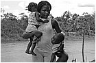 120078---colombia----choc---fiume-baud---aparrad.-donna-con-bambini-al-collp----ago-2008-.jpg