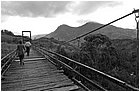 120914---colombia----antioquia.-municipio-di-san-luis,-corregimiento-di-buenos-aires,-vereda-villanueva.-ponte-con-villar-di-spalle-e-don-miguel,-riot----set-2008-.jpg