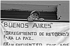 120976---colombia----antioquia.-municipio-di-san-luis,-corregimiento-di-buenos-aires.bambino-gesto-di-ok-con-striscione-buenos-aires-corregimiento-de-----set-2008-.jpg