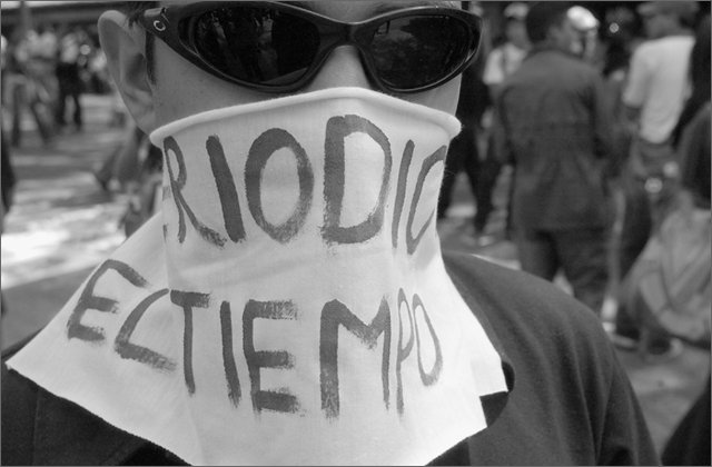 121194---colombia----antioquia.-medellin.-manifestazione-universitaria-contro-la-criminalizzazione.-manifestante-mascherato----ott-2008-.jpg