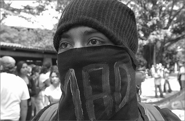 121196---colombia----antioquia.-medellin.-manifestazione-universitaria-contro-la-criminalizzazione.-manifestante-mascherato----ott-2008-.jpg