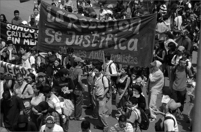 121210---colombia----antioquia.-medellin.-manifestazione-universitaria-contro-la-criminalizzazione.-gente-in-corteo-con-strisioni----ott-2008-.jpg