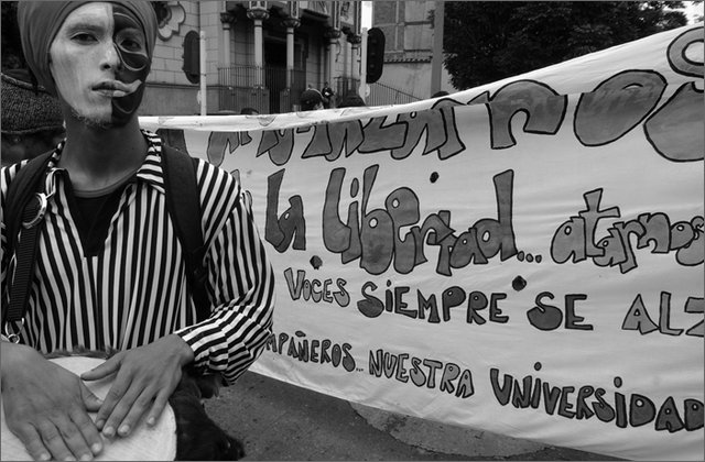 121260---colombia----antioquia.-medellin.-manifestazione-universitaria-contro-la-criminalizzazione.-la-banda-cirimia-in-corteo----ott-2008-.jpg