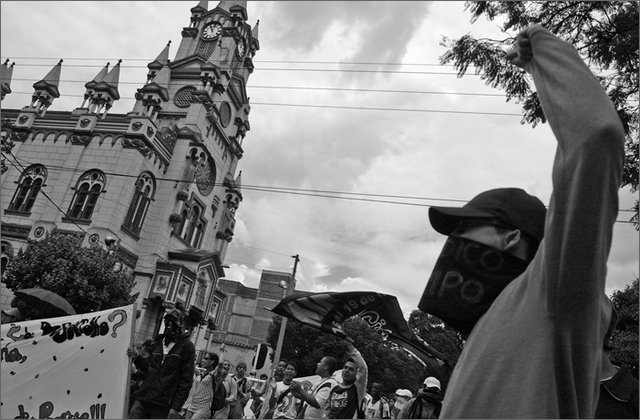 121263---colombia----antioquia.-medellin.-manifestazione-universitaria-contro-la-criminalizzazione.-studenti-lanciando-slogan----ott-2008-.jpg