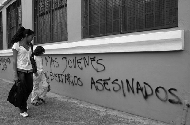 121290---colombia----antioquia.-medellin.-manifestazione-universitaria-contro-la-criminalizzazione.-scirtte-sul-moro----ott-2008-.jpg