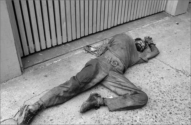 121299---colombia----antioquia.-medellin.-manifestazione-universitaria-contro-la-criminalizzazione.-barbone-a-lato-del-corteo----ott-2008-.jpg