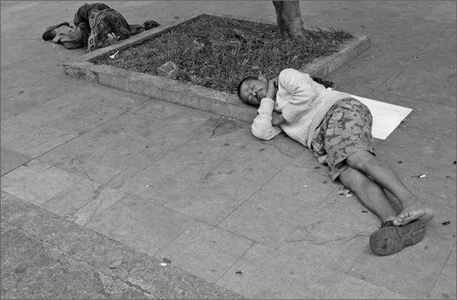 121309---colombia----antioquia.-medellin.-manifestazione-universitaria-contro-la-criminalizzazione.-barbone-nei-pressi-del-corteo----ott-2008-.jpg