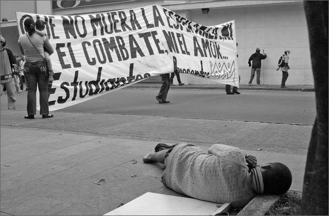 121314---colombia----antioquia.-medellin.-manifestazione-universitaria-contro-la-criminalizzazione.-barbone-a-lato-del-corteo----ott-2008-.jpg