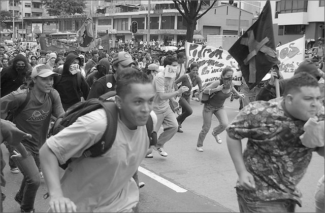 121337---colombia----antioquia.-medellin.-manifestazione-universitaria-contro-la-criminalizzazione,-il-corteo-corre----ott-2008-.jpg