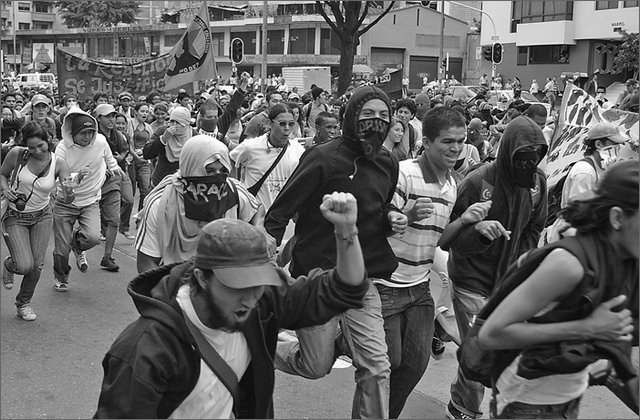 121339---colombia----antioquia.-medellin.-manifestazione-universitaria-contro-la-criminalizzazione,-il-corteo-corre----ott-2008-.jpg