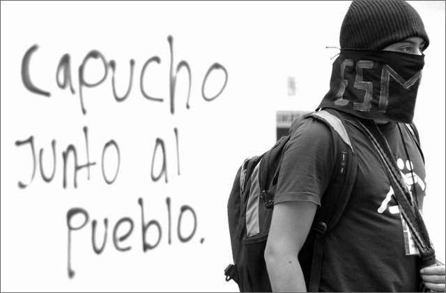 121356---colombia----antioquia.-medellin.-manifestazione-universitaria-contro-la-criminalizzazione.-incappucciato-dell'esmad-con-scritta-sul-muro-capu----ott-2008-.jpg