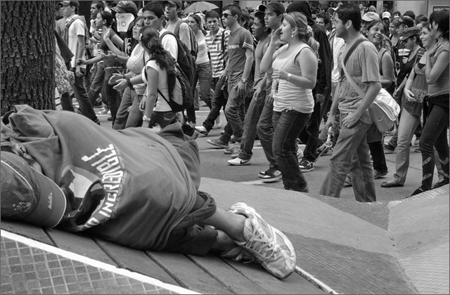 121365---colombia----antioquia.-medellin.-manifestazione-universitaria-contro-la-criminalizzazione.-barbone-a-lato-del-corteo----ott-2008-.jpg