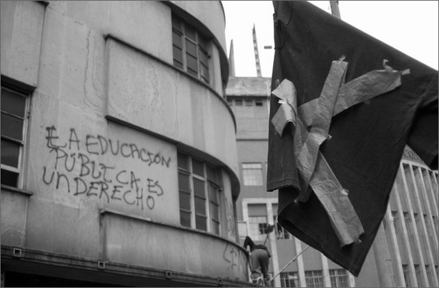 121400---colombia----antioquia.-medellin.-manifestazione-universitaria-contro-la-criminalizzazione-scritta-la-educacion-publica-es-un-derecho-su-un-mu----ott-2008-.jpg