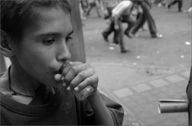 121436---colombia----antioquia.-medellin.-manifestazione-universitaria-contro-la-criminalizzazione.-bamino-sniffa-colla-a-lato-del-corteo----ott-2008-.jpg