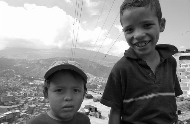 121472---colombia----antioquia.-medellin.-comuna-13,-barrio-la-indipendencia----ott-2008-.jpg