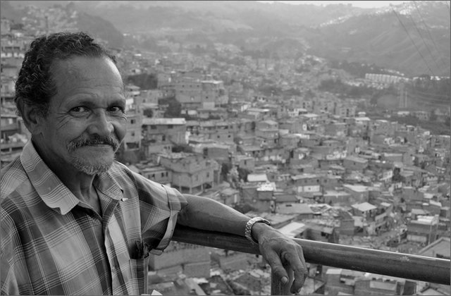 121519---colombia----antioquia.-medellin.-comuna-13,-barrio-la-indipendencia.-leader-fondatore-della-comunit,-don-ivan----ott-2008-.jpg