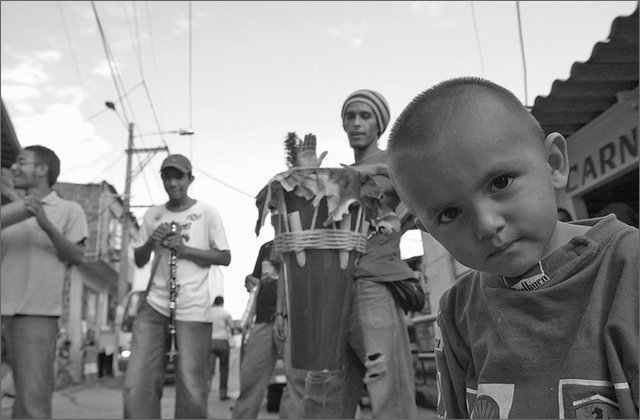 121536---colombia----antioquia.-medellin.-comuna-13,-barrio-la-indipendencia.-bandacirimia-che-suona-per-il-quartiere----ott-2008-.jpg