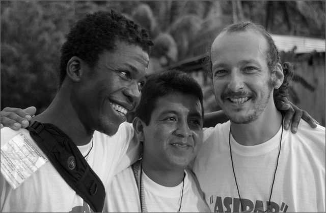 121631---colombia----choc,-alto-baud.-pi-de-pat-per-incontro-interetnico-asipab.-matteo-con-due-giovani-invitati-dell'incontro,-indigeno-e-afro----set-2008-.jpg