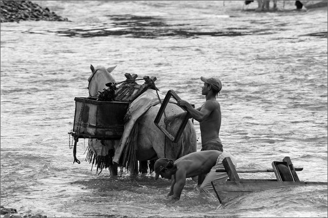 126811 - colombia - bugalagrande - lavoratori estraggono pietre dal fiume per costruzione  - giu 2012-.jpg