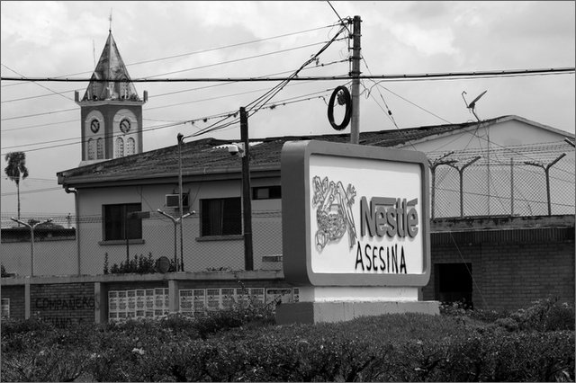126824 - colombia - bugalagrande -murales nestl asesina  - giu 2012-.jpg