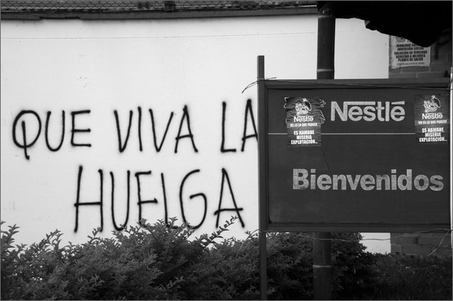 126861 - colombia - bugalagrande - ai cancelli nestl  - giu 2012-.jpg