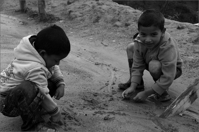 127680 - colombia - mina caribe san juan (mina galla). bambini giocano a biglie.  - giu 2012-.jpg