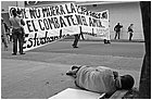 121314---colombia----antioquia.-medellin.-manifestazione-universitaria-contro-la-criminalizzazione.-barbone-a-lato-del-corteo----ott-2008-.jpg