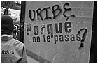 121407---colombia----antioquia.-medellin.-manifestazione-universitaria-contro-la-criminalizzazione-scritta-ad-una-fermata-bus-uribe,-porque-no-te-pasa----ott-2008-.jpg