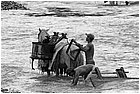126811 - colombia - bugalagrande - lavoratori estraggono pietre dal fiume per costruzione  - giu 2012-.jpg