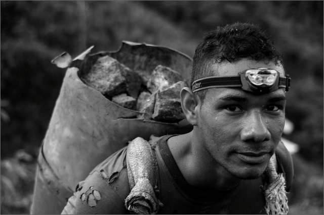 127993 - colombia - mina facil. operai addetti al trasporto delle pietre contenenti oro  - giu 2012-.jpg