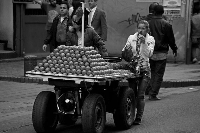 128138 - colombia - bogot. in centro carretto di mele  - giu 2012-.jpg
