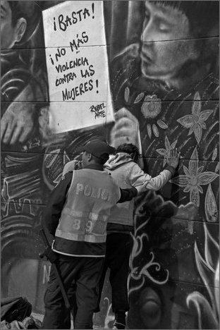 128153 - colombia - bogot. dall'autobus, persone in strada  - giu 2012-.jpg