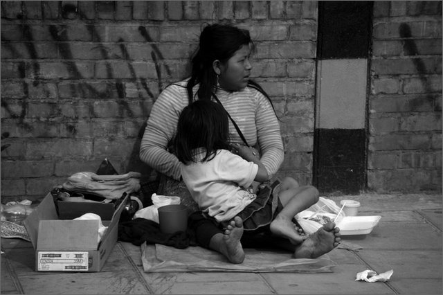 128163 - colombia - bogot. dall'autobus, persone in strada  - giu 2012-.jpg