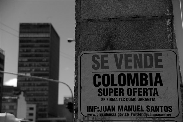 128191 - colombia - bogot. sulla decima manifesto se vende colombia  - giu 2012-.jpg