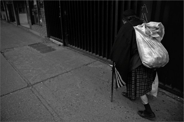 128320 - colombia - bogot. sulla 45 anziana signora trasporta grosso sacco patate  - giu 2012-.jpg