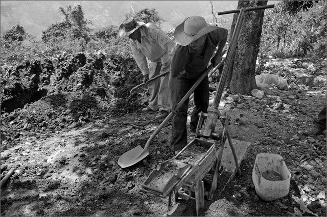 128835 - colombia - san calixto. preparazione mattoni in terra battuta  - giu 2012-.jpg