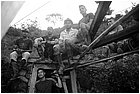 128028 - colombia - mina facil. minatori seduti sui binari per il trasporto pietre  - giu 2012-.jpg