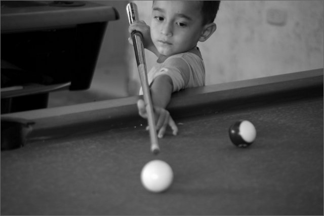 129948 - colombia - san pablo. bambino gioca al biliardo  - lug 2012-.jpg