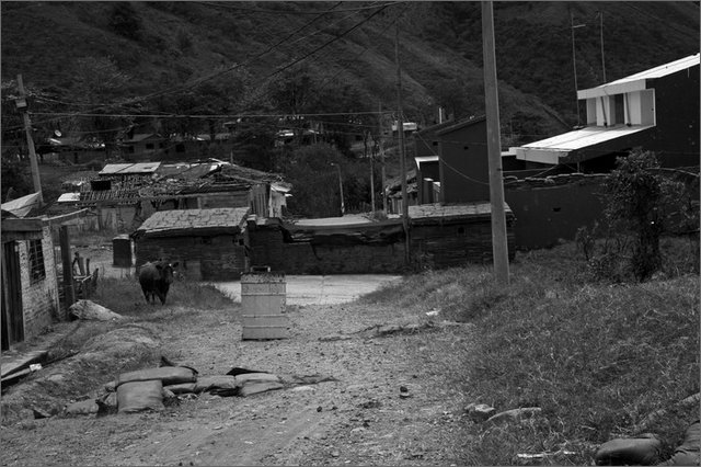 129979 - colombia - cauca. toribo. edificio e trincee polizia  - lug 2012-.jpg
